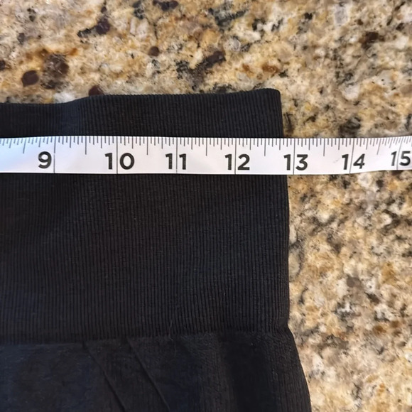Lululemon black ribbed capris (see measurements) - Picture 3 of 6